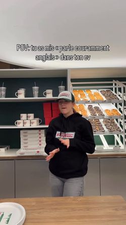 Dégustez une variété de donuts frais et savoureux à Krispy Kreme, Paris Rue Rambuteau.