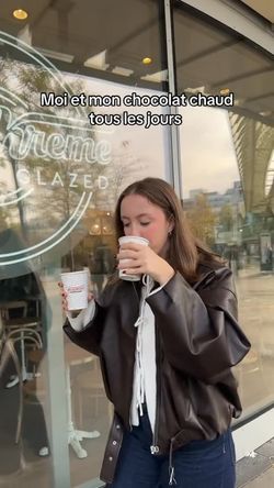 Dégustation de chocolat chaud à emporter à Krispy Kreme - CC Vélizy 2, idéal pour le petit-déjeuner.
