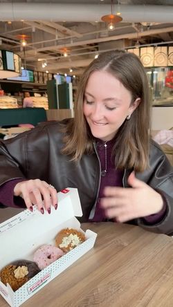 Krispy Kreme - CC Carré Sénart propose une sélection de beignets variés, idéale pour le dessert ou le petit-déjeuner.