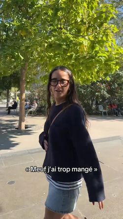 Un café en extérieur, des gens assis sous des arbres. Ambiance relaxante et conviviale.