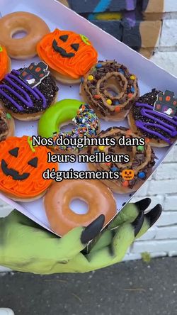 Dégustez les doughnuts colorés de Krispy Kreme, parfaits pour un petit-déjeuner ou un dessert.