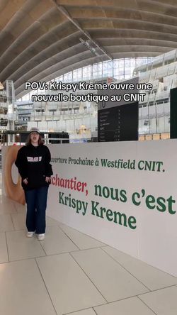 Nouveaux locaux de Krispy Kreme au CNIT, spécialisés dans les donuts et le café à emporter.