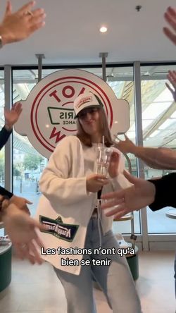 Café à emporter de Krispy Kreme avec des clients dans une ambiance animée, offrant des viennoiseries et des donuts.