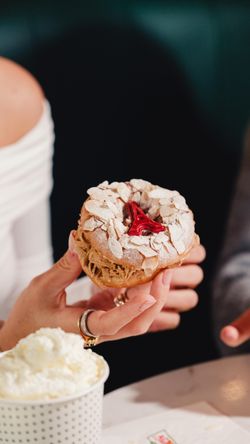 Doughnut avec amandes et garniture, proposée au café Krispy Kreme - Paris Rue des Rosiers.
