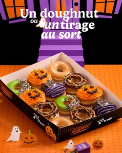 Papier/carton de présentation rempli de beignets de saison avec décorations d'Halloween.