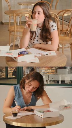 Deux clientes dégustent des doughnuts et boivent du café à emporter dans le café Krispy Kreme - CC Saint Lazare.