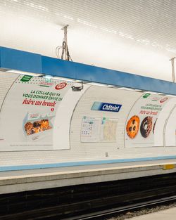Affiches publicitaires Krispy Kreme dans la station de métro Châtelet, montrant des doughnuts pour une pause gourmande.
