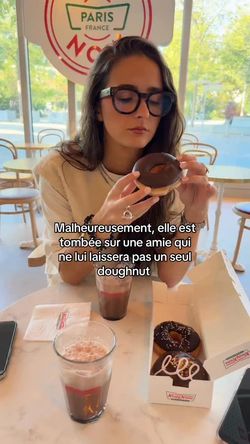 Dégustation de doughnuts dans un café lumineux, avec boissons et pâtisseries.