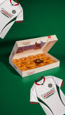 Boîte de 12 doughnuts Krispy Kreme avec une garniture au chocolat, accompagnée de deux maillots blancs à pois rouges et verts