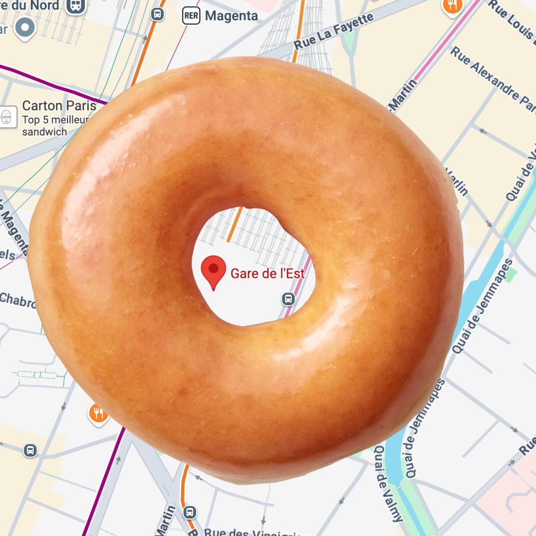 Beignet sur une carte de Paris, proche de Gare de l'Est, symbole du café à emporter.