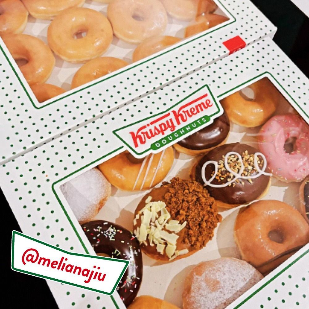 A selection of 12 colorful doughnuts in various flavors and toppings, ideal for breakfast or dessert.