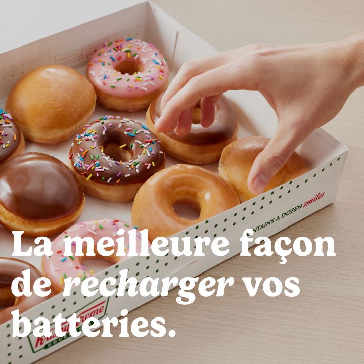Boîte de douze donuts variés, incluant des saveurs chocolat et crème. Idéal pour le petit-déjeuner ou comme dessert.