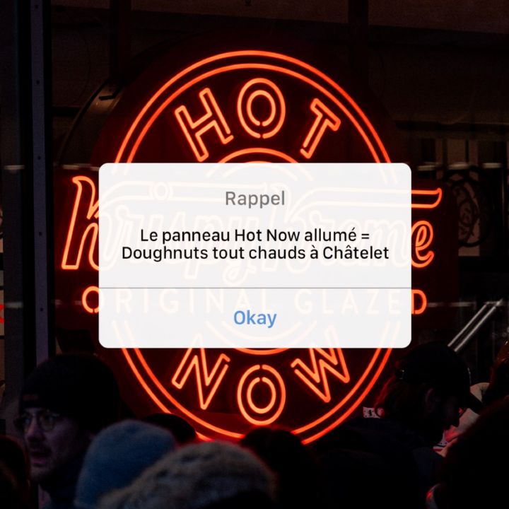 Panneau lumineux "Hot Now" indiquant des doughnuts chauds à châtelet. Café à emporter disponible.